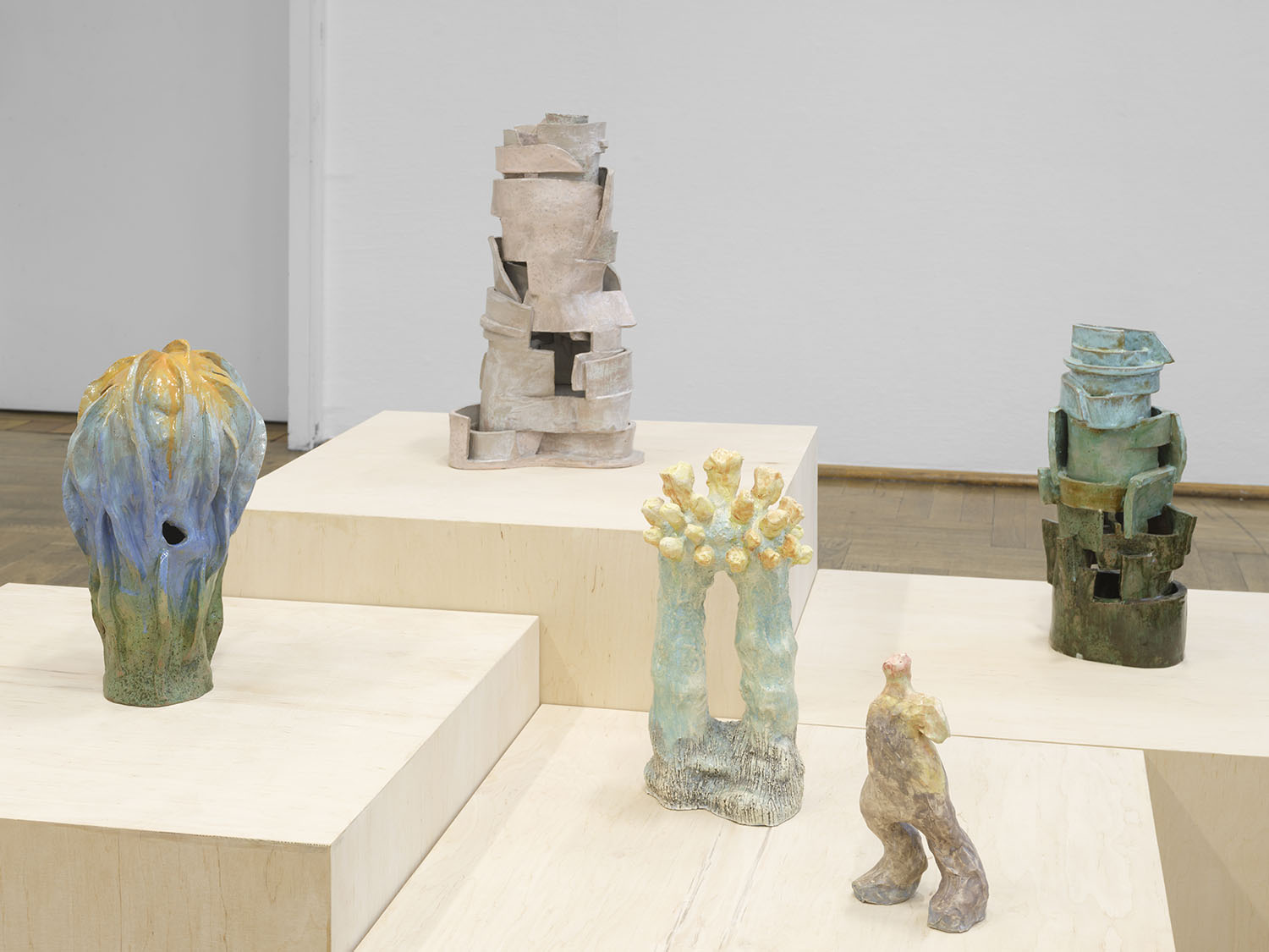 Bild 28 – Ausstellungsansicht – Laura Bruce: »Falling Upward« – Galerie Parterre, 2024 | Arbeiten von links nach rechts: »Bulb«, »Pink Body«, »Fire Hair«, »Big Arm« und »Flaps«, 2019–2020, alle Glasierte Keramik