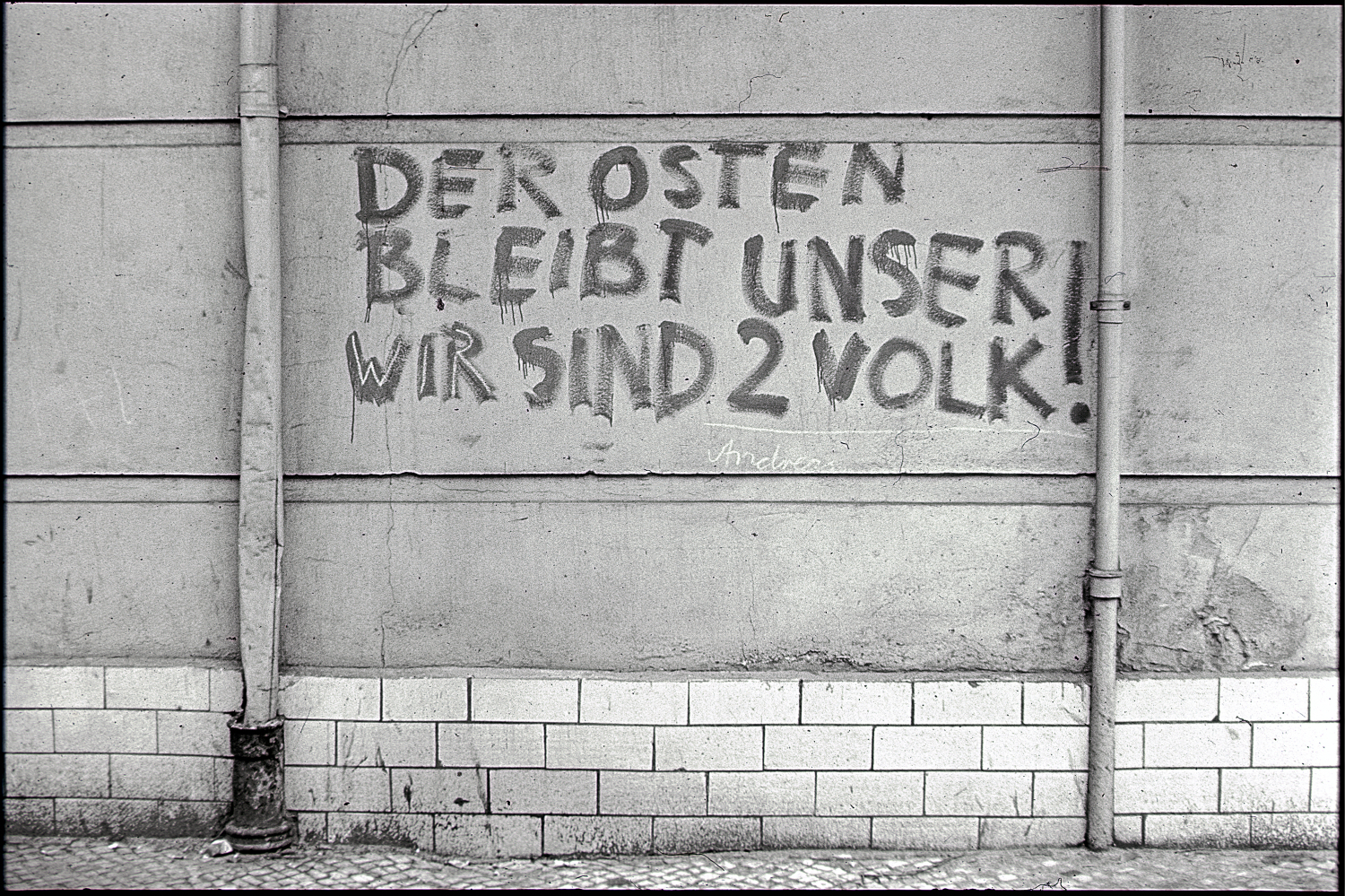 Robert Conrad – Graffiti, 1990, aus der Serie: Heimatkunde. Berlin Prenzlauer Berg, 1980/90er-Jahre