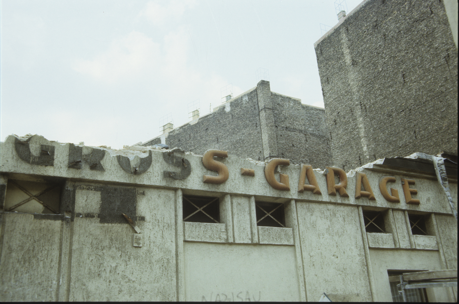 Robert Conrad – Stargarder Garage, 1990, aus der Serie: Heimatkunde. Berlin Prenzlauer Berg, 1980/90er-Jahre