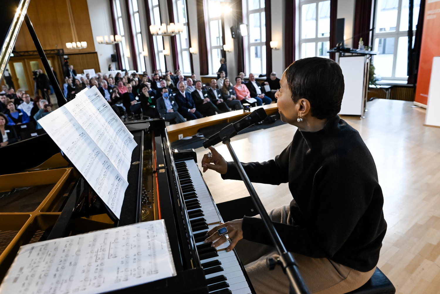 Sängerin am Klavier auf der Bühne 