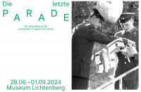 Ankündigungsplakat zur Ausstellung Die Letzte Parade. Auf der rechten Seite stehen Titel, Laufzeit und Museum Lichtenberg. Die rechte Seite ist ein schwarz-weiß Foto zweier junger russischer Soldaten mit Berlin-Flaggen und Luftballon in der Hand.