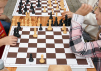 Kinder spielen Schach