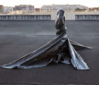 Eine Skulptur auf einem Dach