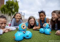 Dash-Roboter  vor Kinder