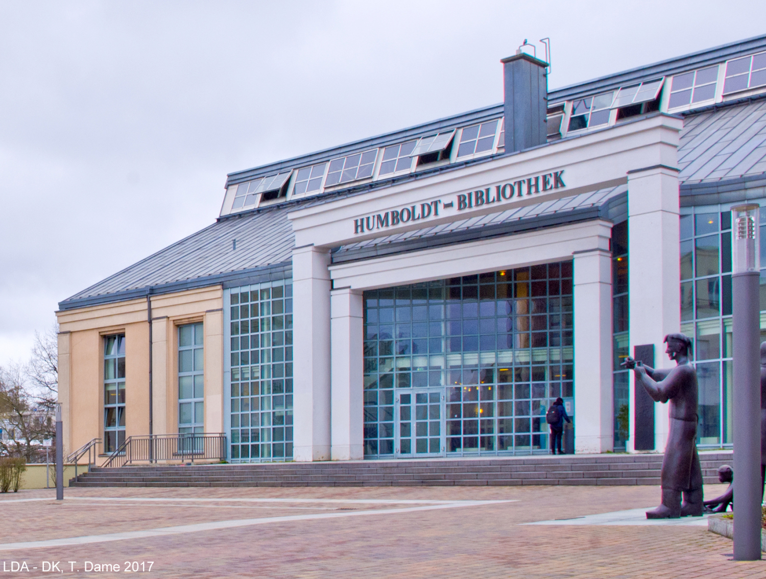 Der Eingang zur Humboldt-Bibliothek in Berlin-Tegel