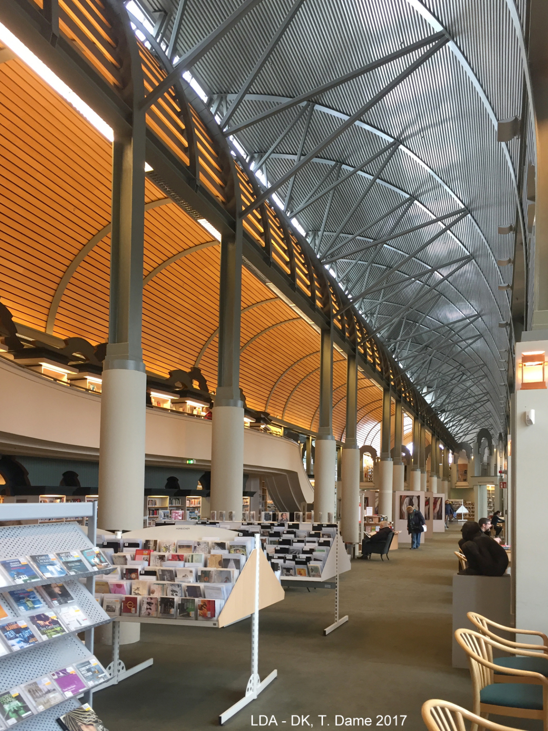 Blick in den langgestreckten Innenraum der Humboldt-Bibliothek