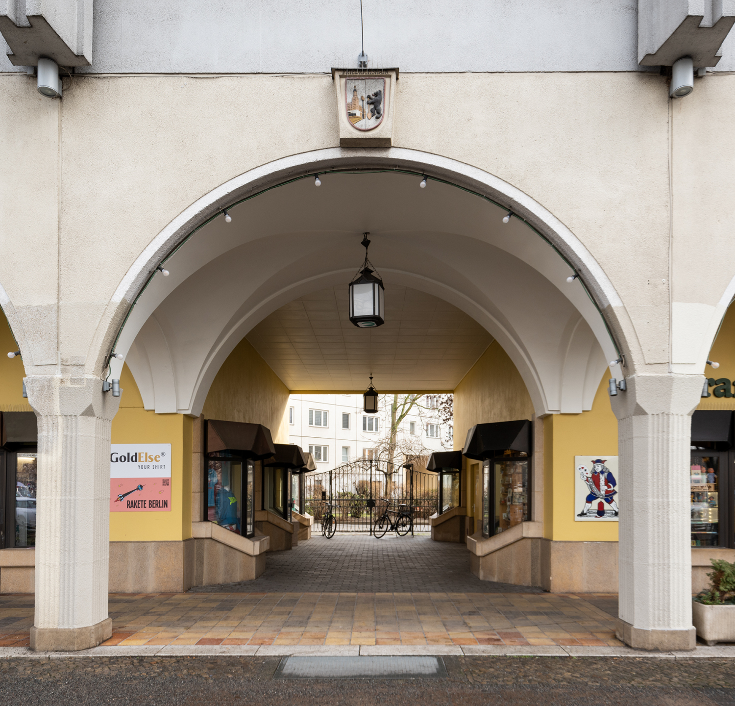 Blick durch einen der Arkadeneingänge ins Nikolaiviertel