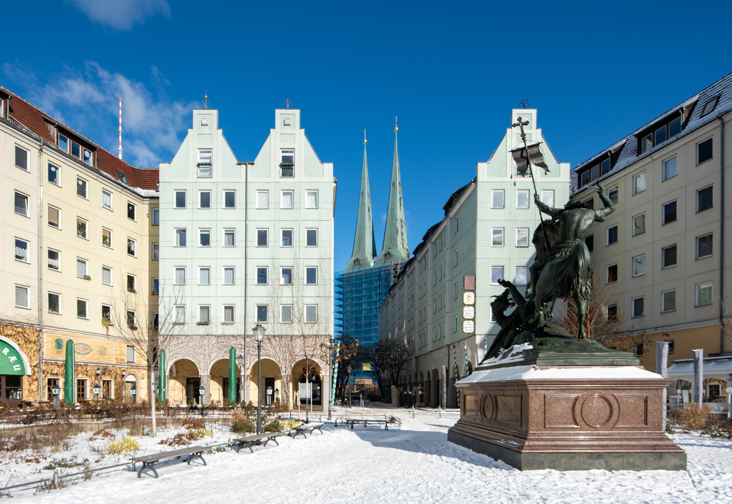 Die Figur des Hl. Georg markiert den Eingang zu Propststraße ins Nikolaiviertel