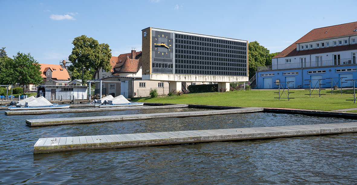 Regattastrecke Grünau mit Anzeigetafel und Bootshaus