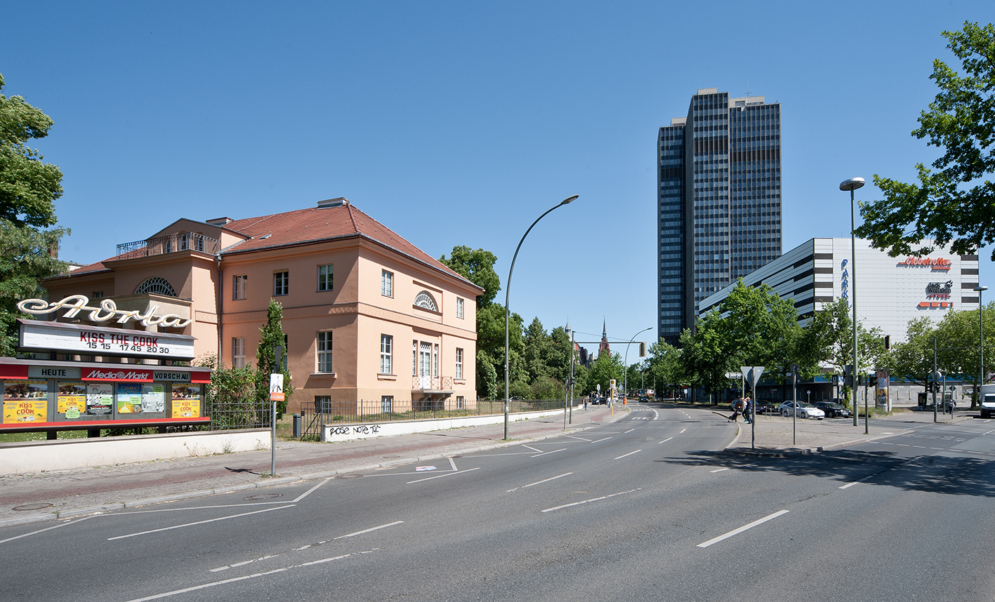 Das Gutshaus Steglitz liegt zwischen Adria-Kino und Schloßpark-Theater an der Steglitzer Schloßstraße