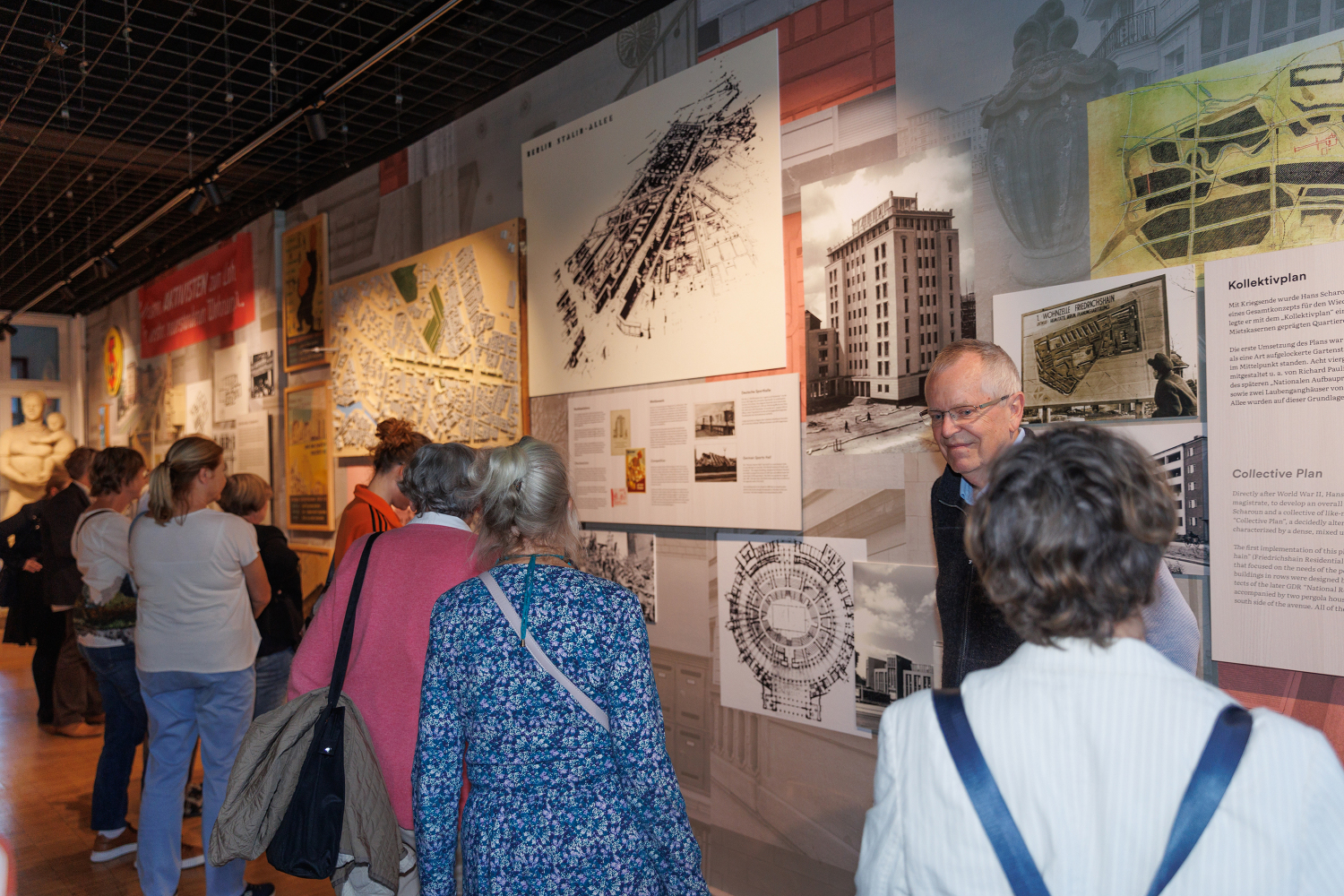 Die ersten Besucherinnen und Besucher entdecken die Ausstellung
