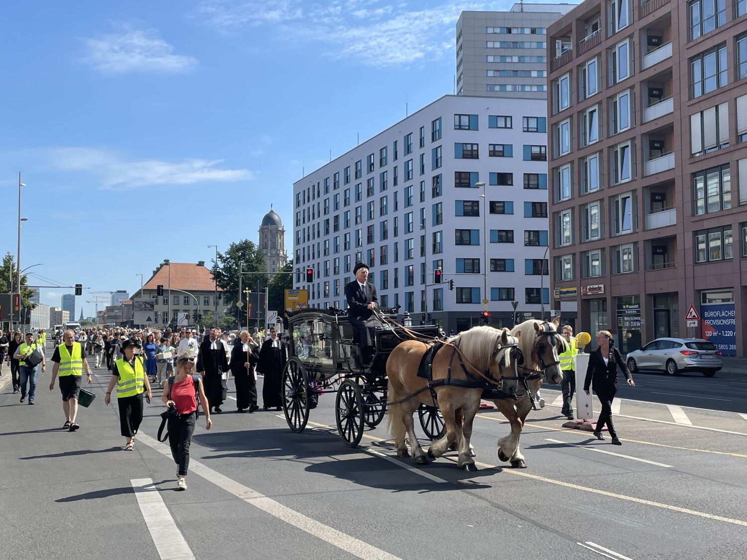 Die Prozession, angeführt von einer Trauerkutsche aus dem 19. Jahrhundert, erreicht über den Mühlendamm das PETRI Berlin