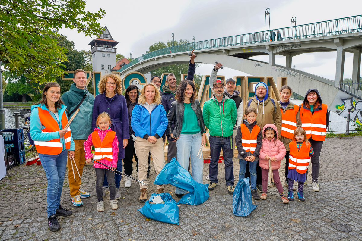 Gruppenfoto vor dem Schriftzug "Zusammen sind wir Park"