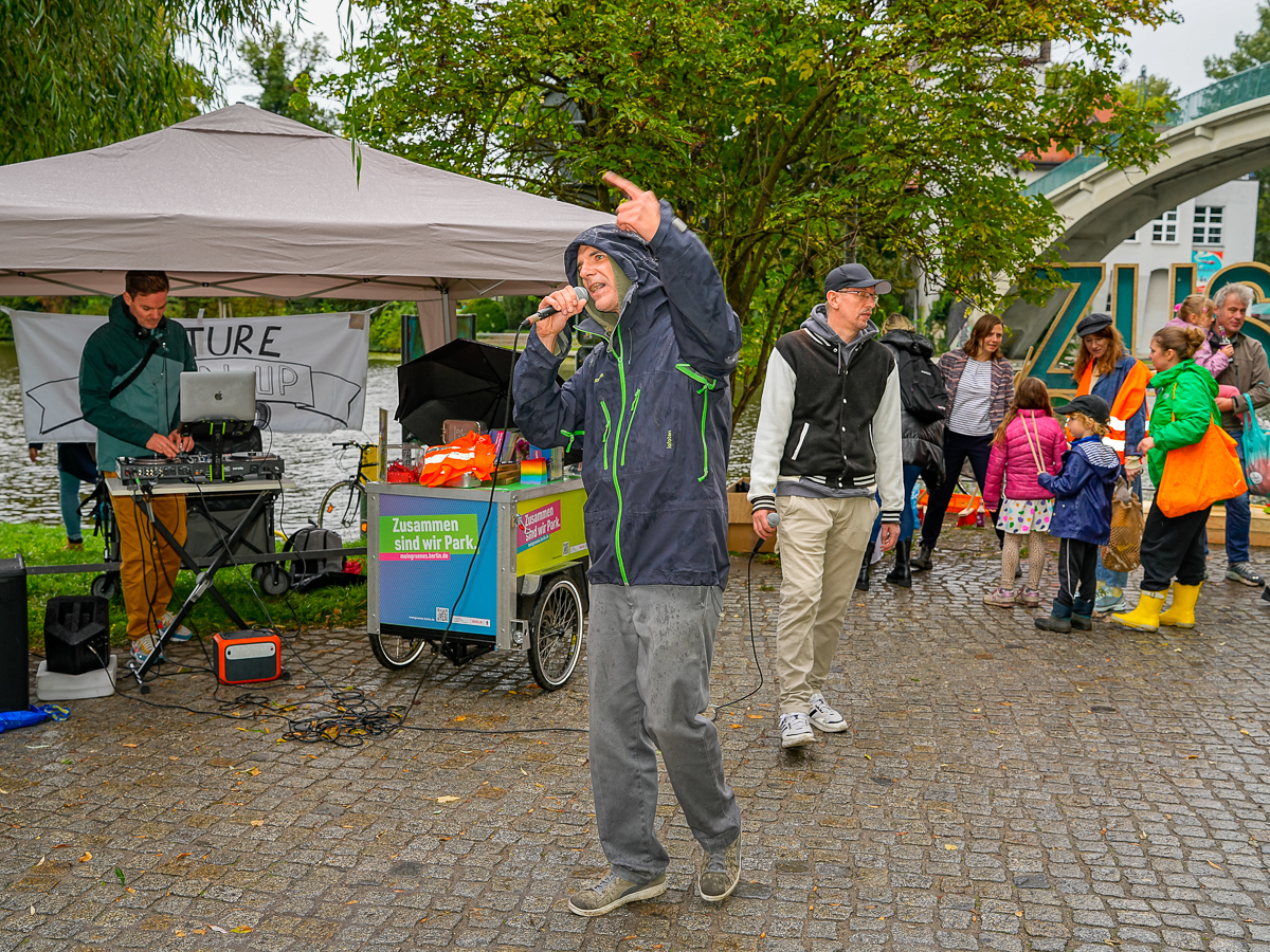 Parkfluencer von Soundsystem Neustart beim Reimen und Räumen