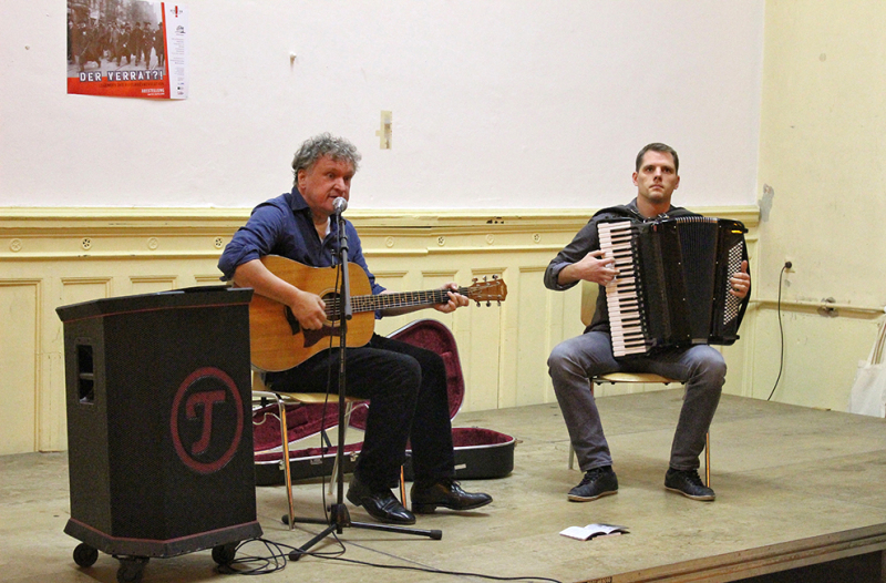 Musikalische Umrahmung: DIE GRENZGÄNGER – Michael Zachcial (Gesang, Gitarre) und Felix Kroll (Akkordeon) spielen Ausschnitte aus dem aktuellen Album »Revolution« mit Liedern rund um den 9. November 1918