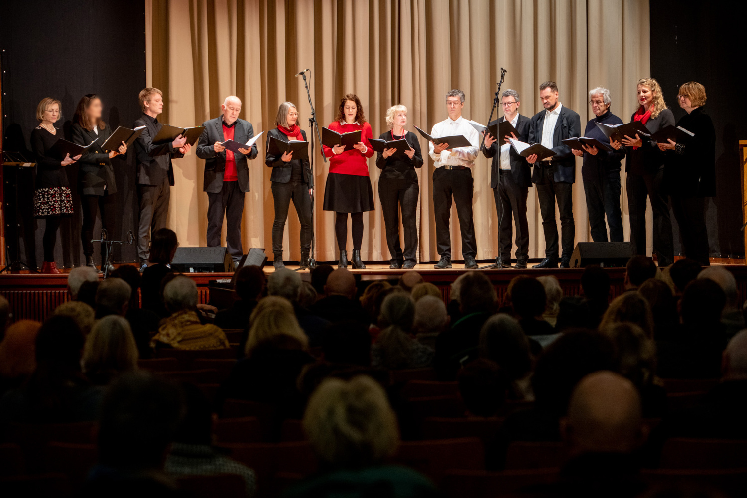 Chor singt auf der Bühne