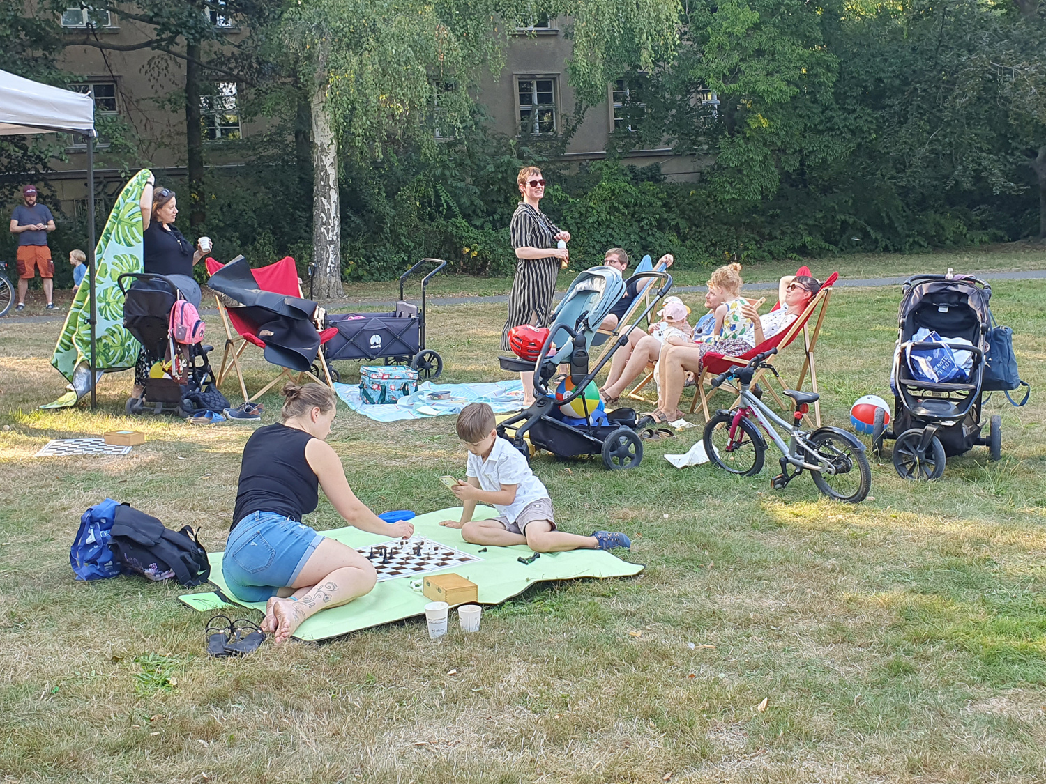 Familie beim Picknick