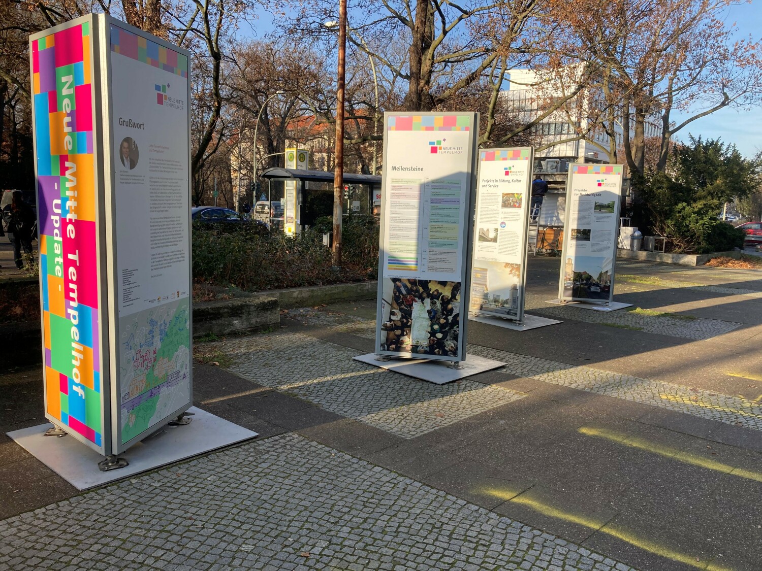 Wanderausstellung "Update - Neue Mitte Tempelhof" vor dem Rathaus Tempelhof