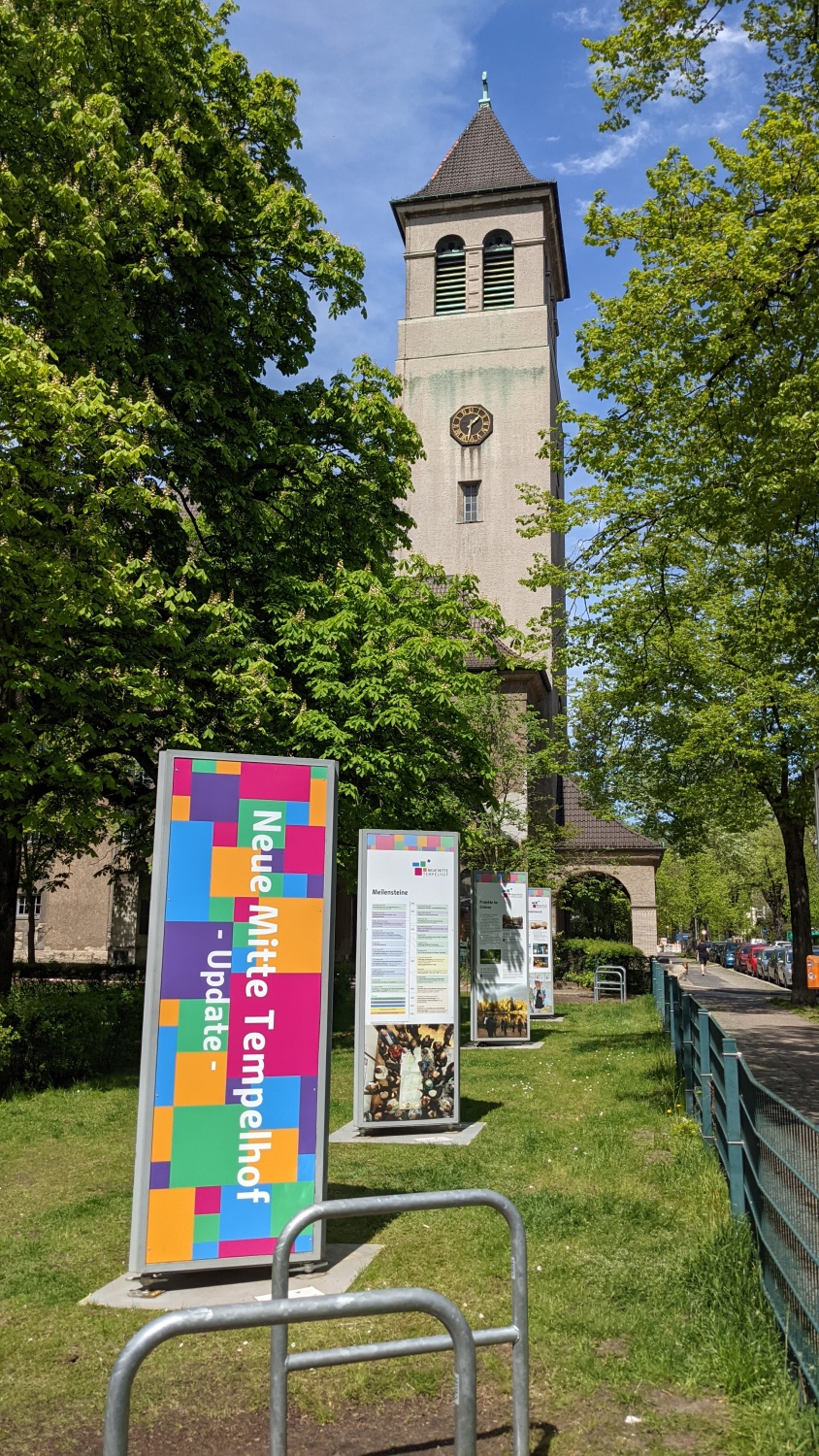 Wanderausstellung "Update - Neue Mitte Tempelhof" bei der Kirchengemeinde Alt-Temeplhof und Michael