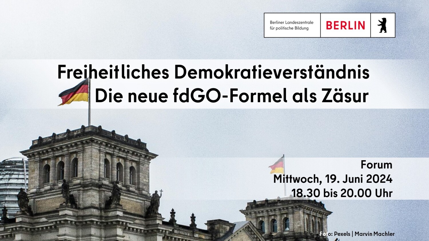 Foto vom Dach des Reichtagsgebäudes mit Textfeld: "Freiheitliches Demokratieverständnis – Die neue fdGO-Formel als Zäsur - Forum 19.06.2024" 