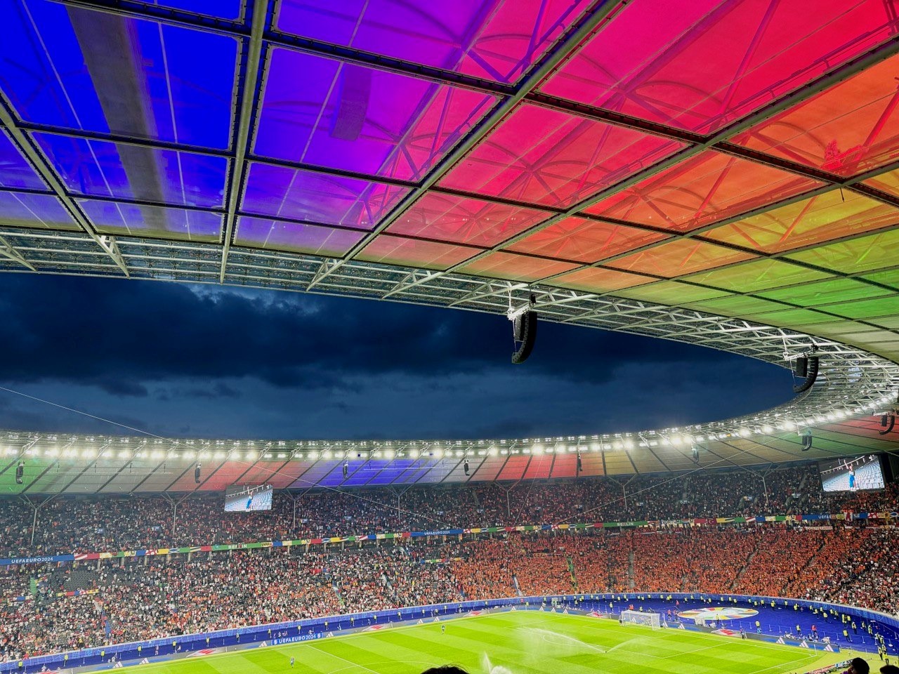 Das Olypmpiastadion erstrahlt in Regenbogenfarben.