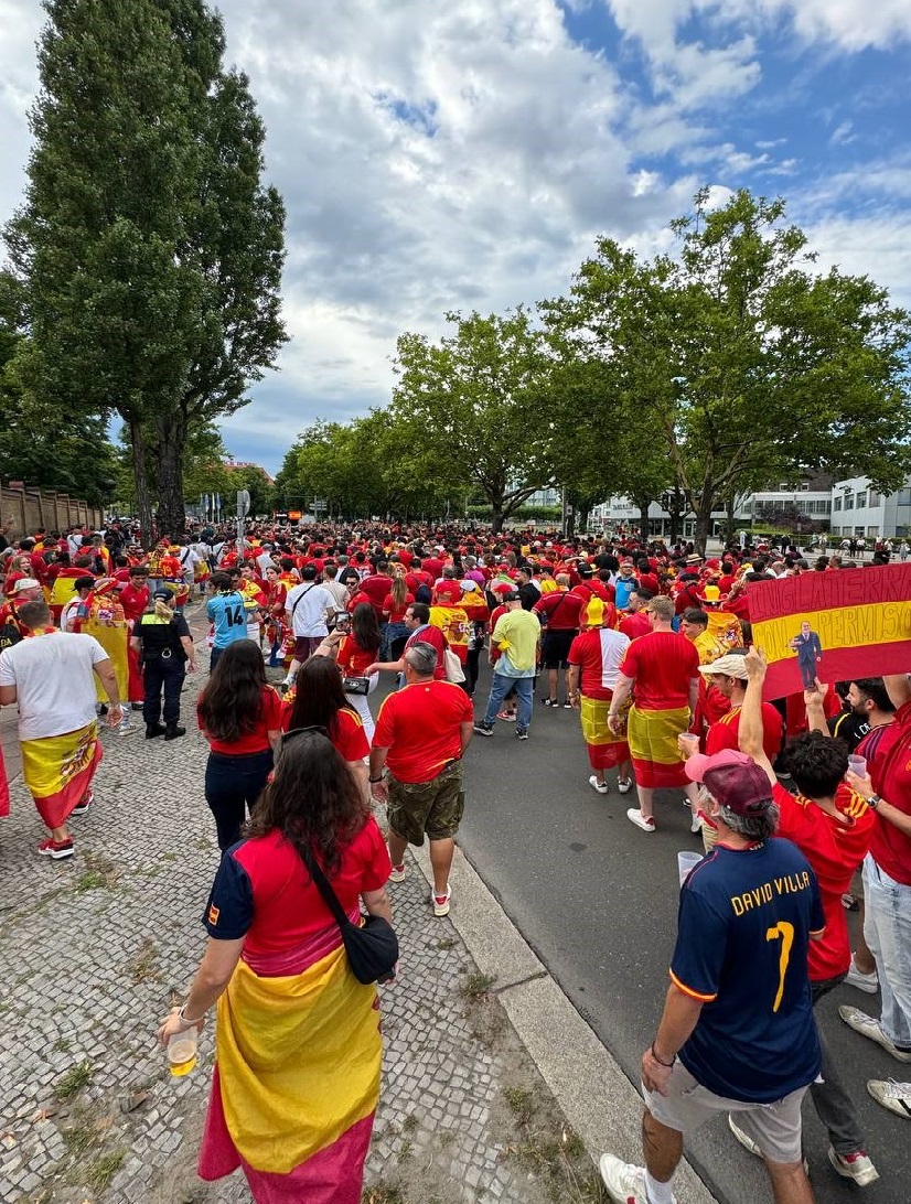 Finale: Ausgelassene Stimmung beim spanischen Fanmarsch durch die City West
