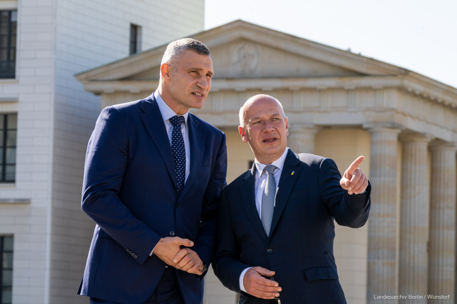 Bürgermeister von Kyiv Vitaliy Klitschko und Bürgermeister Kai Wegner anlässlich Vereinbarung über die Städtepartnerschaft von Berlin und Kyiv