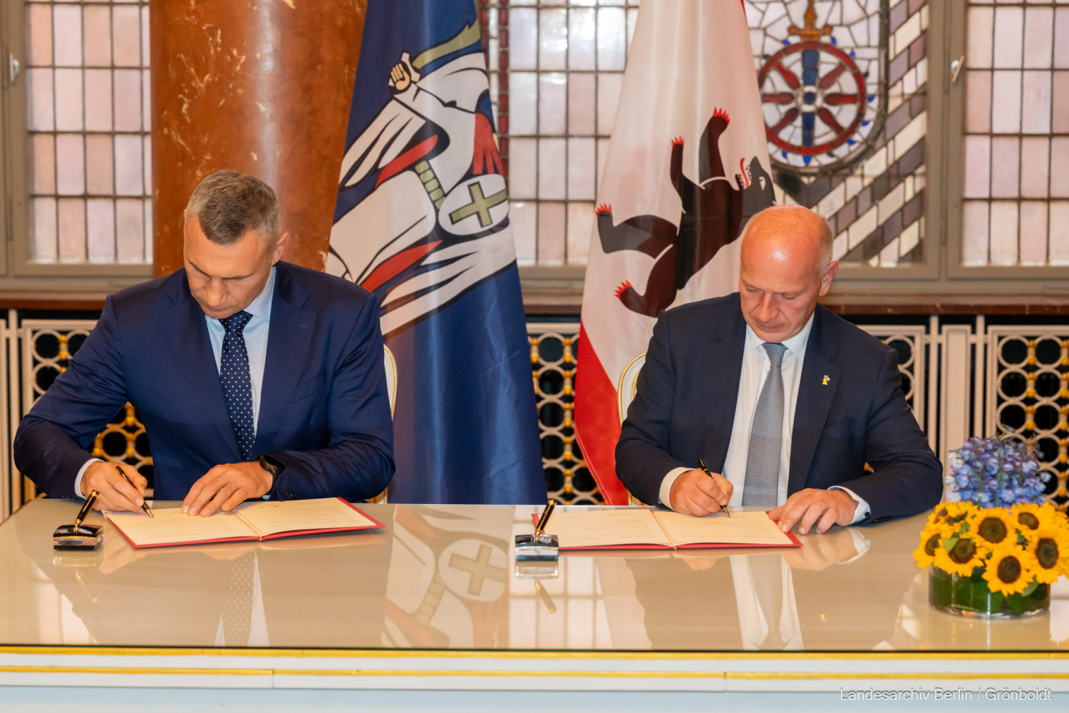 Bürgermeister von Kyiv Vitaliy Klitschko und Bürgermeister Kai Wegner anlässlich Vereinbarung über die Städtepartnerschaft von Berlin und Kyiv