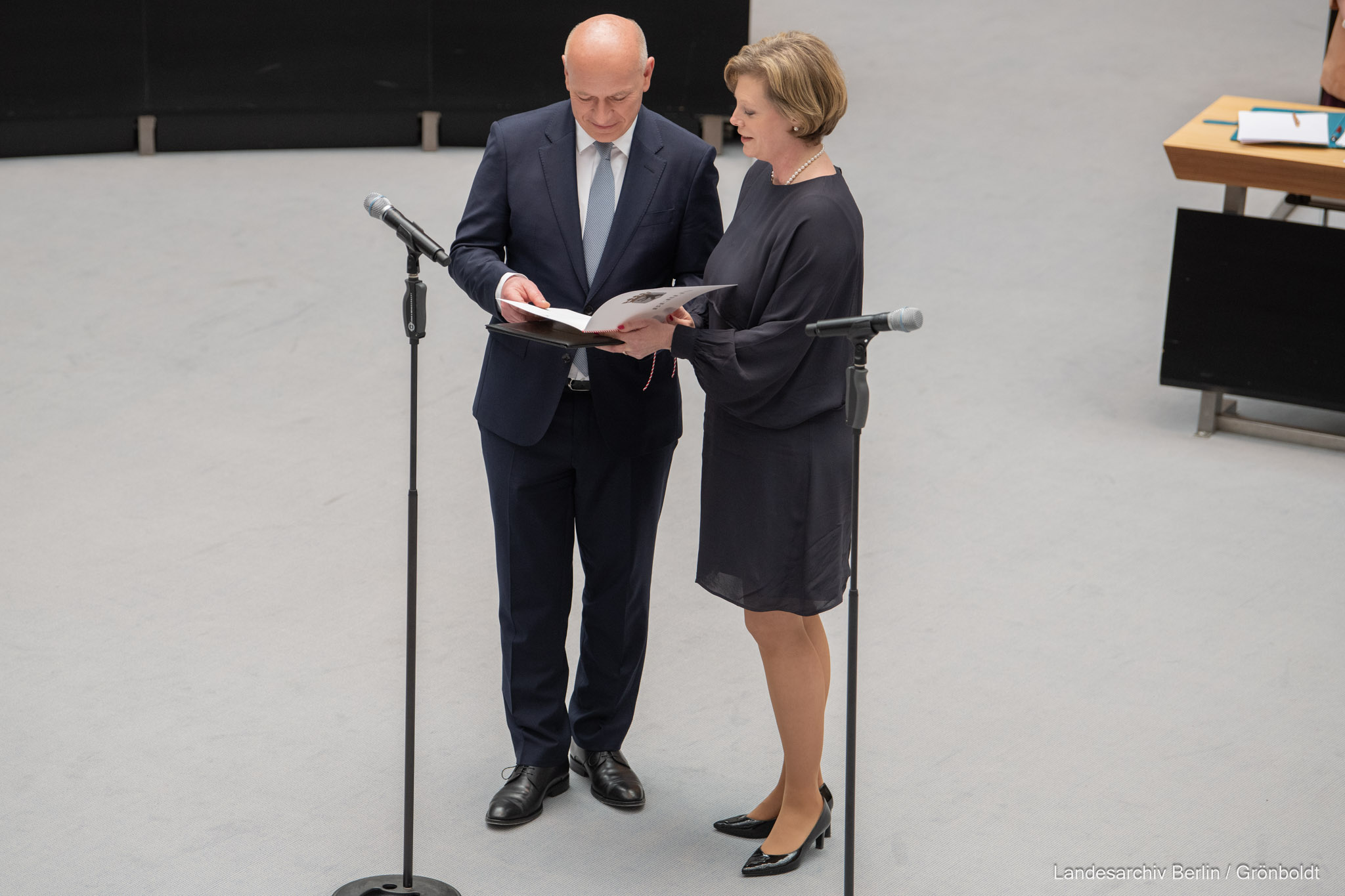 Berlins neuer Regierender Bürgermeister Kai Wegner leistet im Berliner Abgeordnetenhaus seinen Amtseid und bekommt von Cornelia Seibeld, Präsidentin des Abgeordnetenhauses von Berlin, die Urkunde