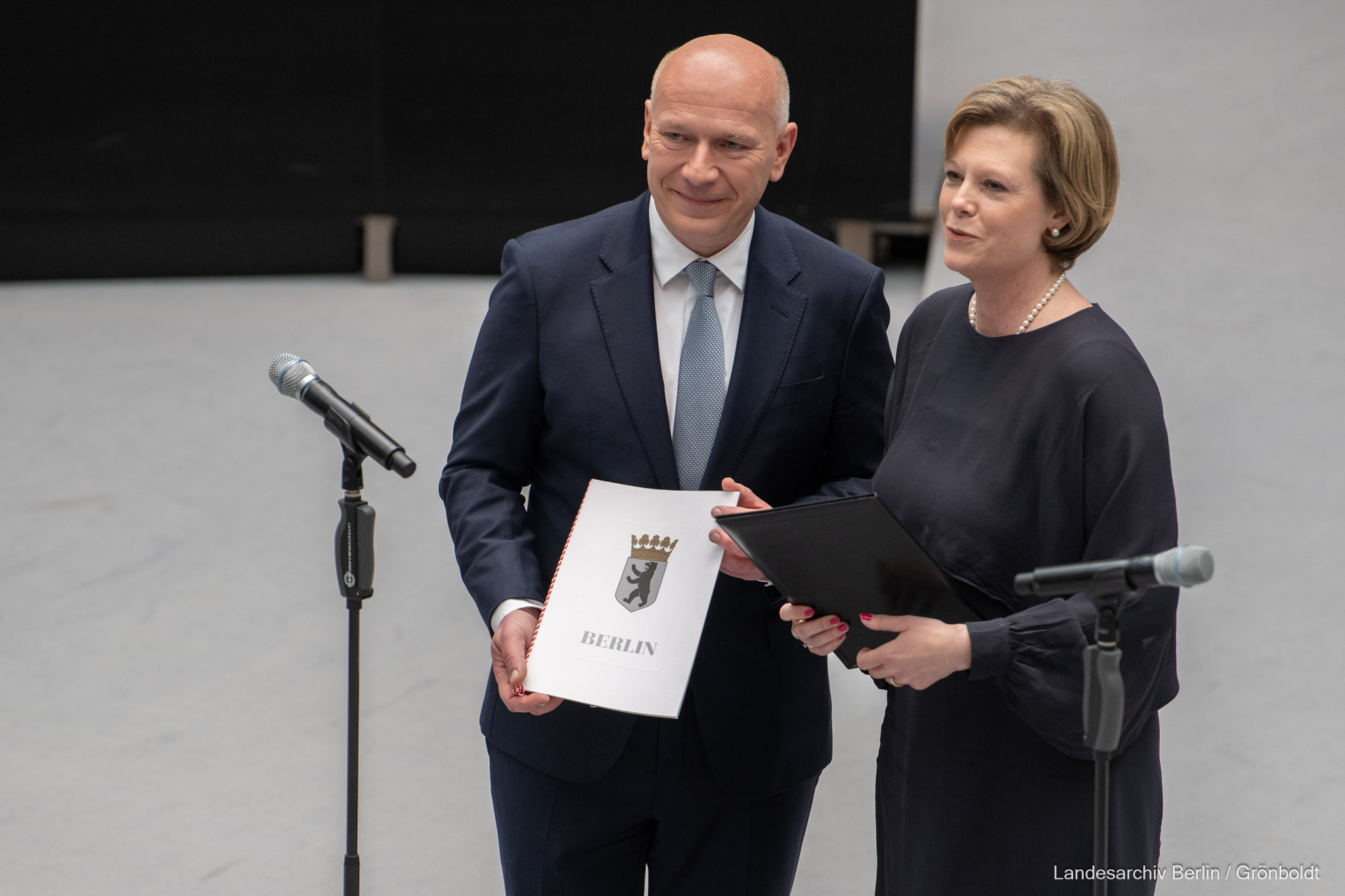 Berlins neuer Regierender Bürgermeister Kai Wegner leistet im Berliner Abgeordnetenhaus seinen Amtseid und bekommt von Cornelia Seibeld, Präsidentin des Abgeordnetenhauses von Berlin, die Urkunde