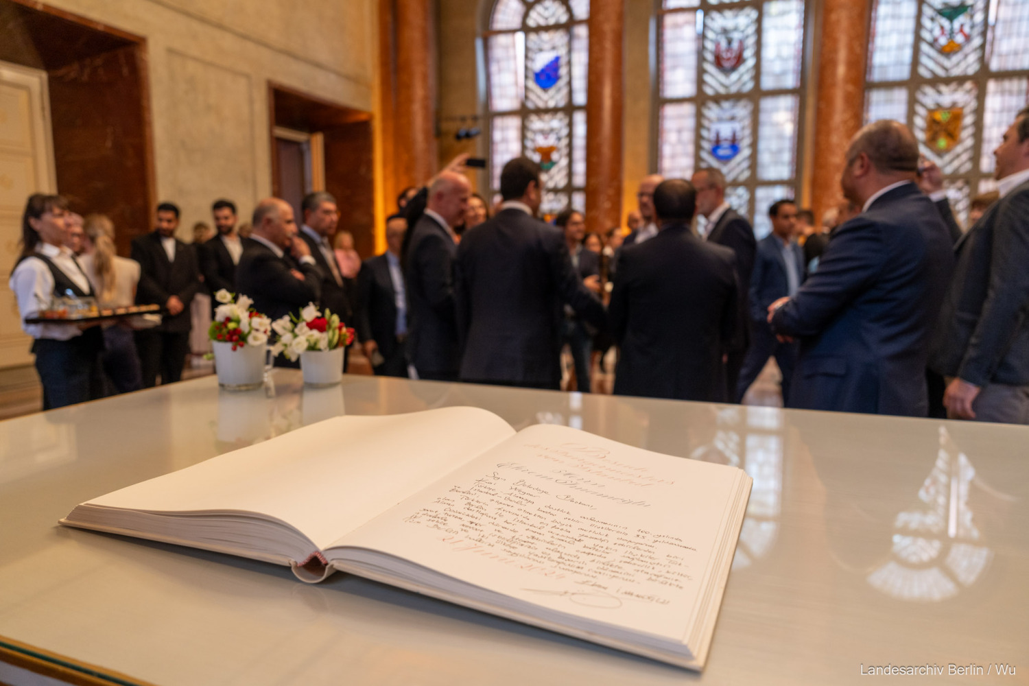 Bürgermeister von Istanbul İmamoğlu ist zu Besuch in Berlin und trägt sich ins Goldene Buch ein