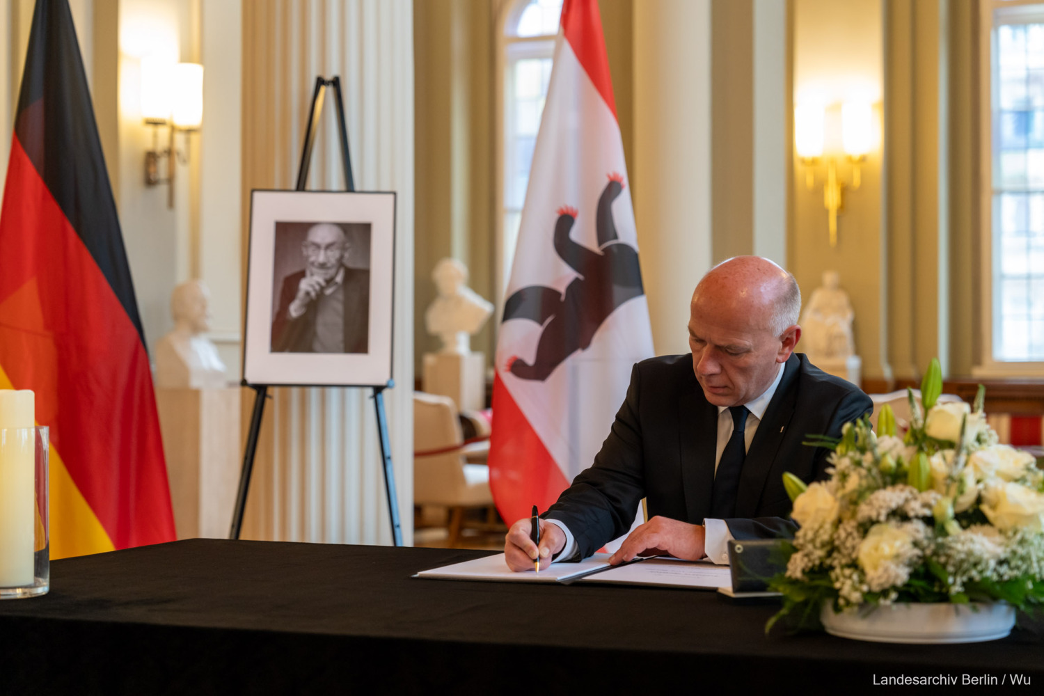 Eintrag in das Kondolenzbuch zu Ehren des Ehrenbürgers der Stadt Berlin Herrn Edzard Reuter von Präsidentin des Abgeordnetenhauses Cornelia Seibeld und Regierendem Bürgermeister Kai Wegner im Säulensaal, Rotes Rathaus