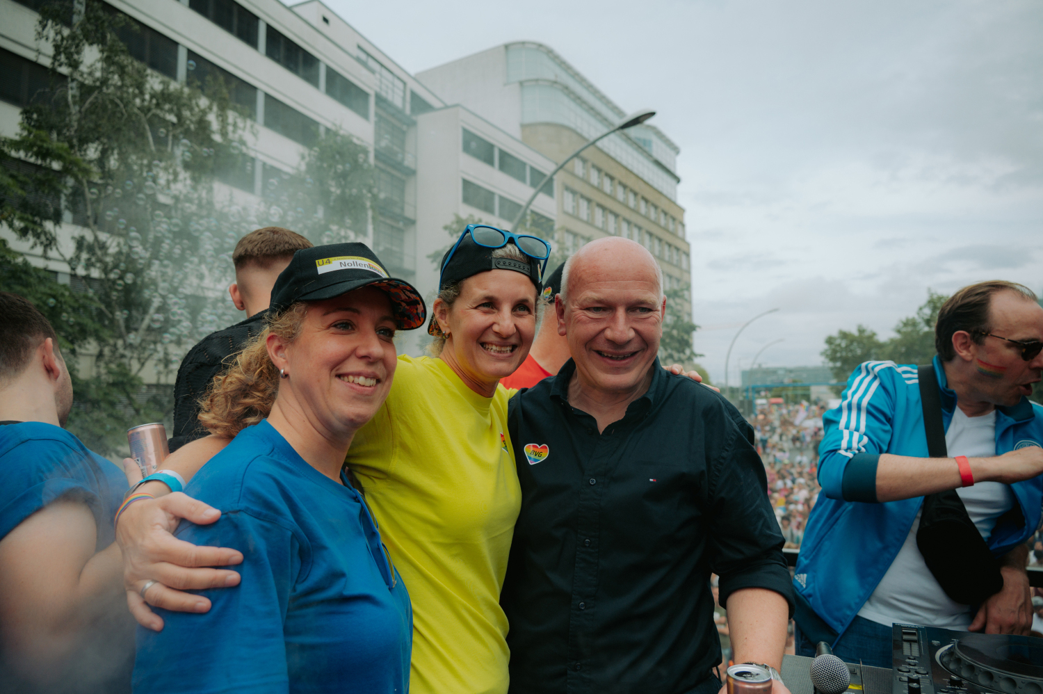 Kai Wegner nahm am Umzug des CSD am 27. Juli 2024 teil