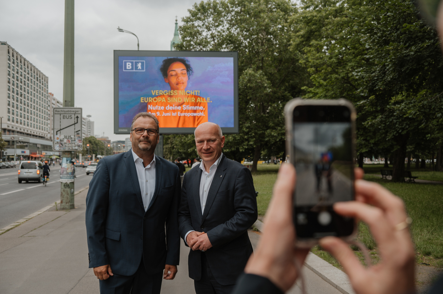 Kampagne zur Europawahl: Kai Wegner, Regierender Bürgermeister von Berlin, und Frank Geßner, Regionalleiter Ost der Firma Ströer, vor einem Motiv