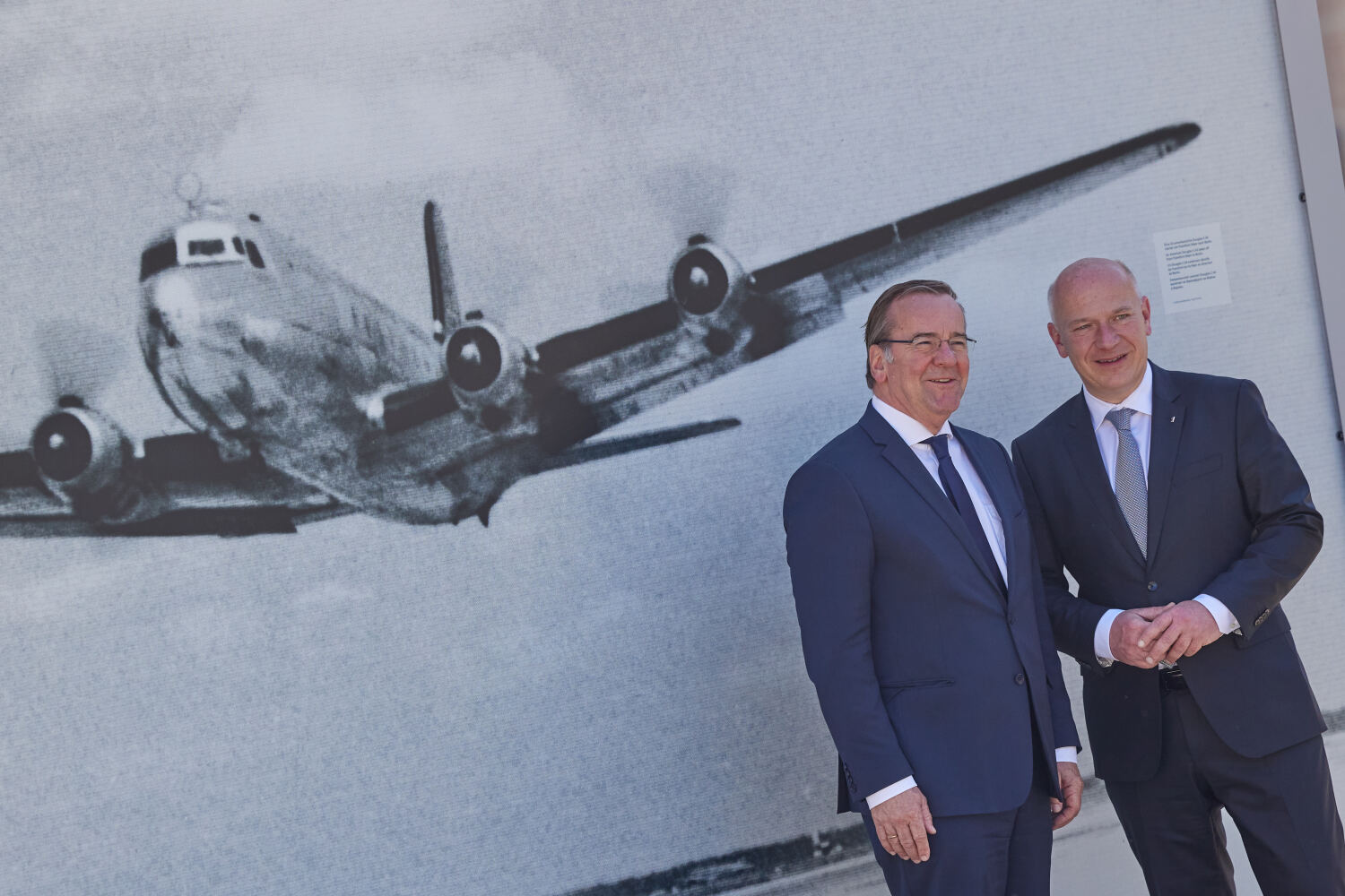 Bundesminister Pistorius und Kai Wegner bei der Ausstellung "Blockierte Sieger - Geteiltes Berlin"