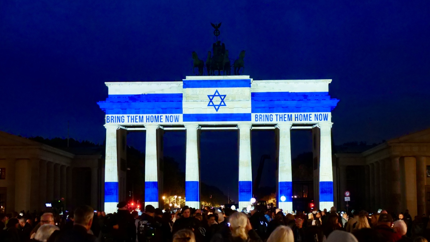 Beleuchtung Brandenburger Tor am 7. Oktober 2024 anlässlich des ersten Jahrestags des Terrorüberfalls auf Israel