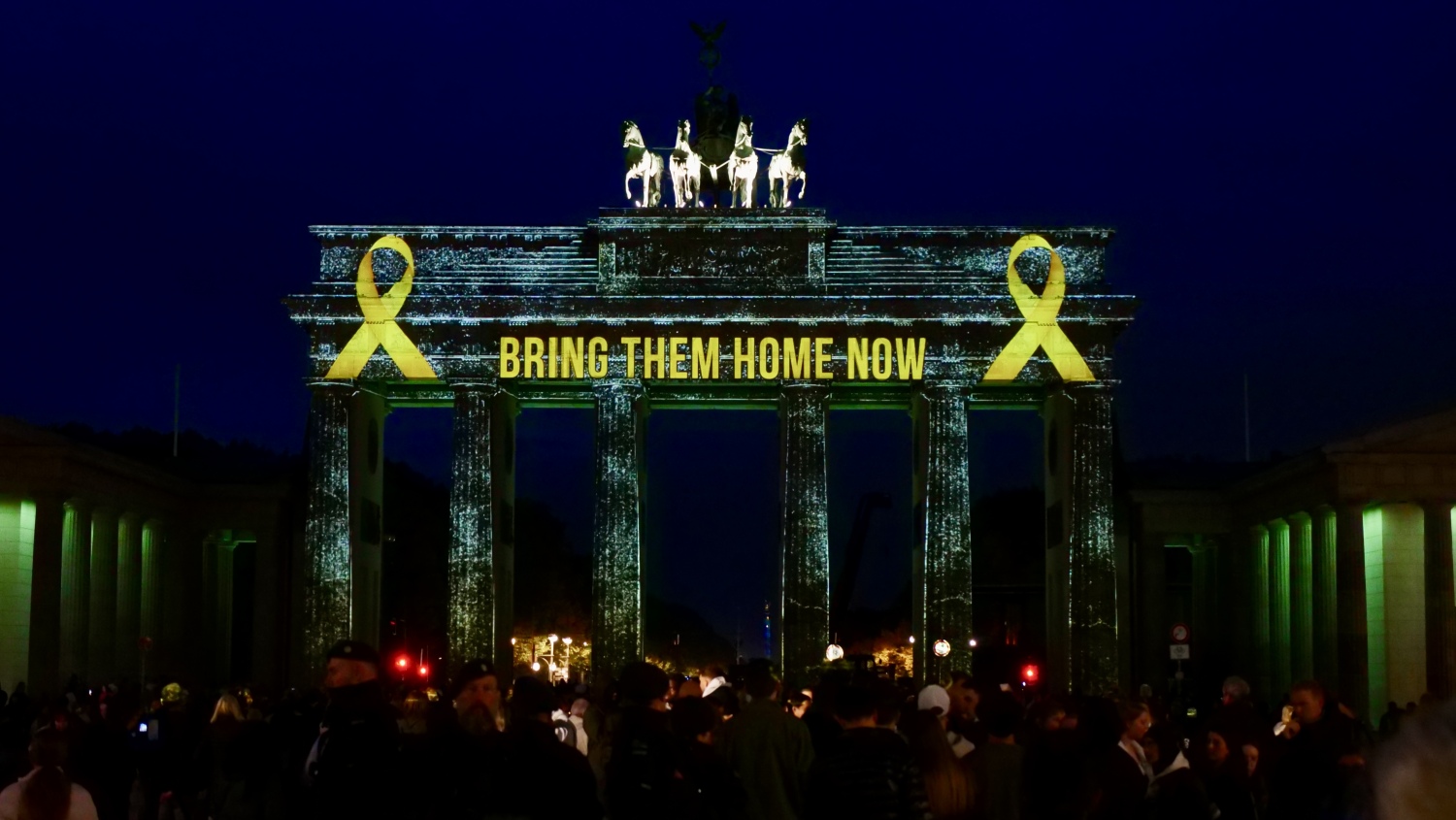 Beleuchtung Brandenburger Tor am 7. Oktober 2024 anlässlich des ersten Jahrestags des Terrorüberfalls auf Israel