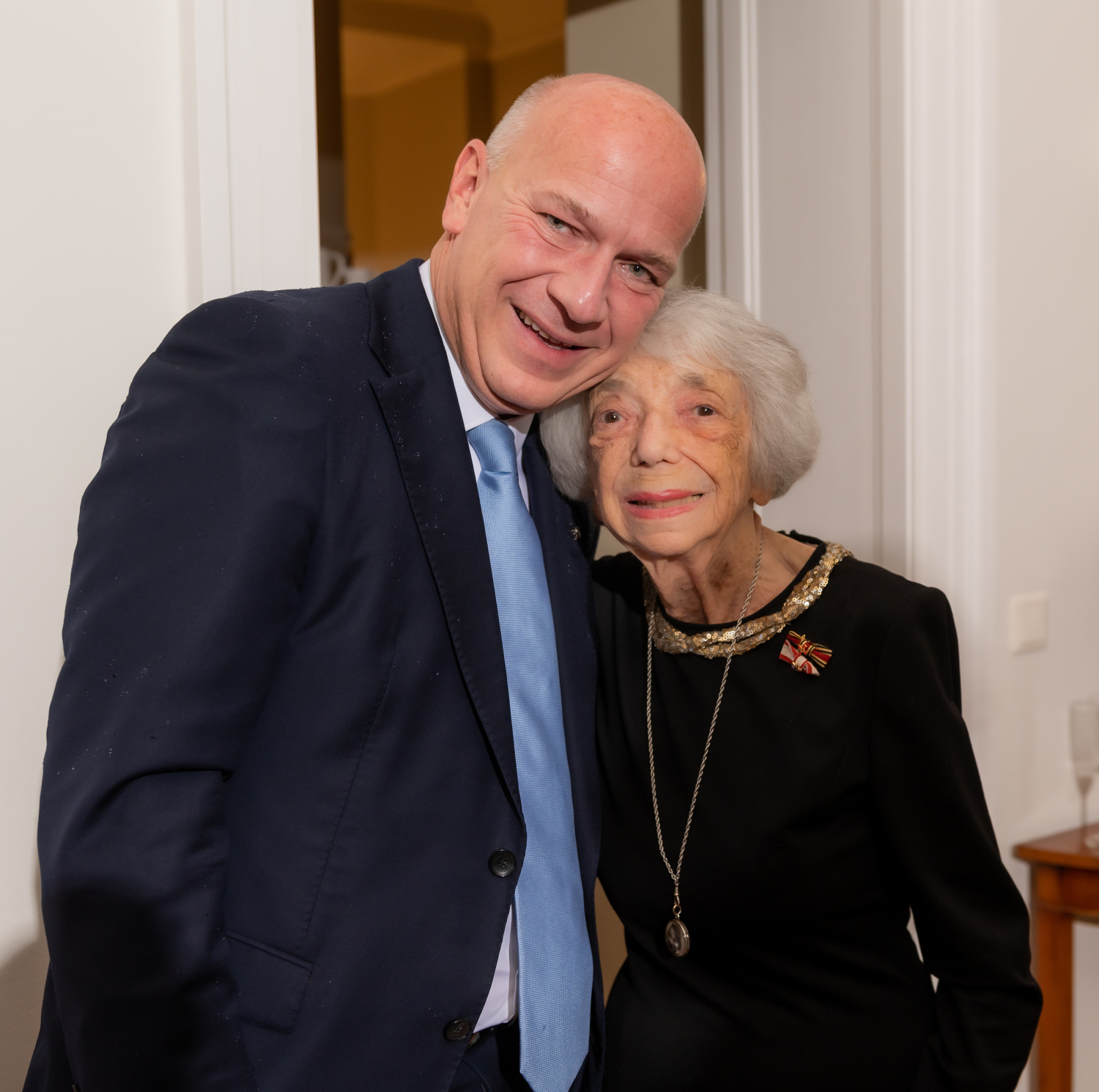 Kai Wegner bei Margot Friedländers 102. Geburtstag