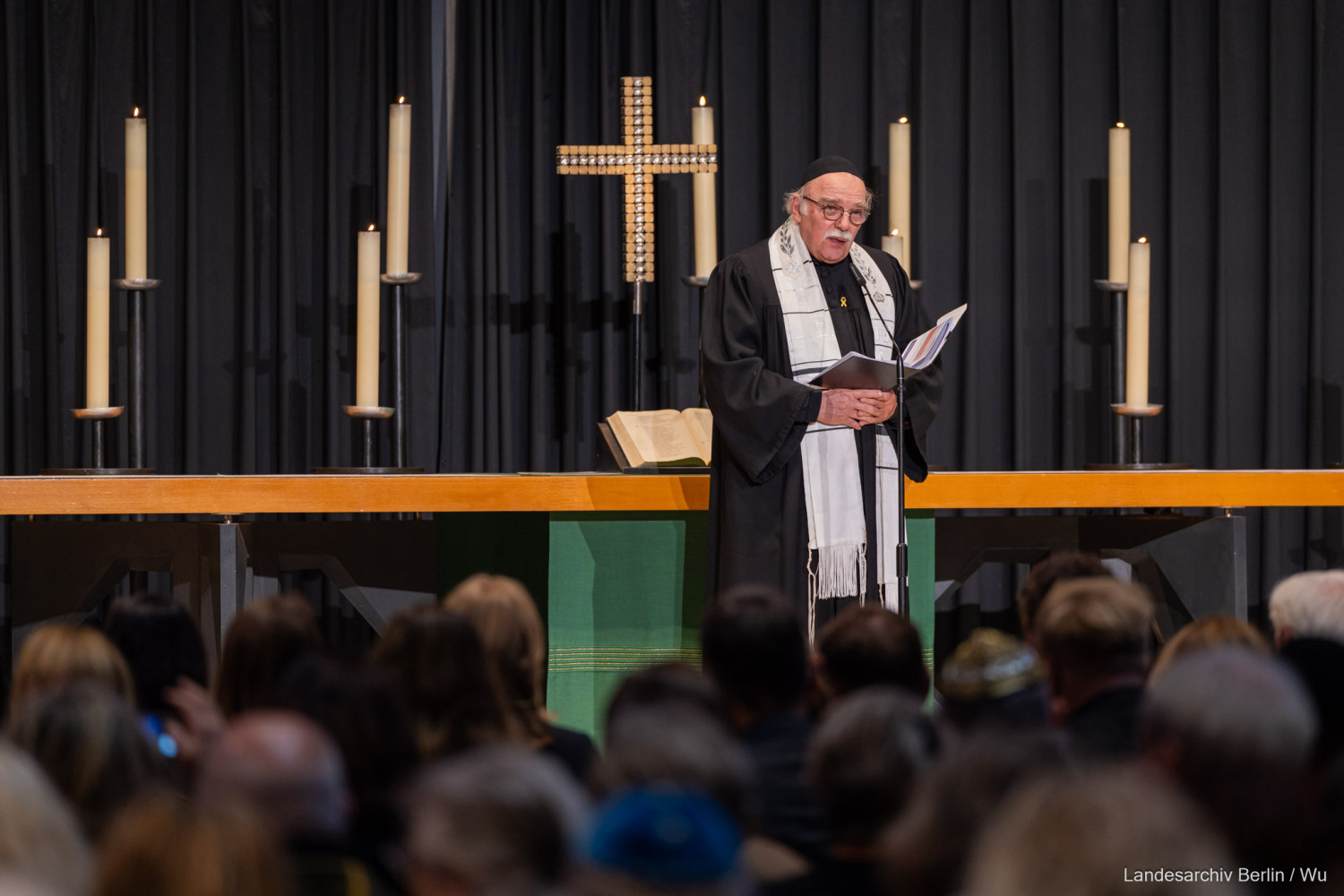 Ökumenischer Gedenkgottesdienst, stiller Solidaritätsmarsch und Gedenkveranstaltung anlässlich des ersten Jahrestags des Terrorangriffs der Hamas auf Israel, Gedächtniskirche, Jüdisches Gemeindehaus 