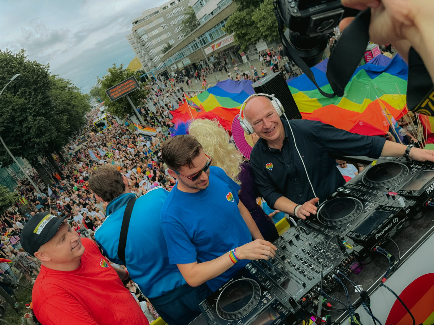 Kai Wegner nahm am Umzug des CSD am 27. Juli 2024 teil