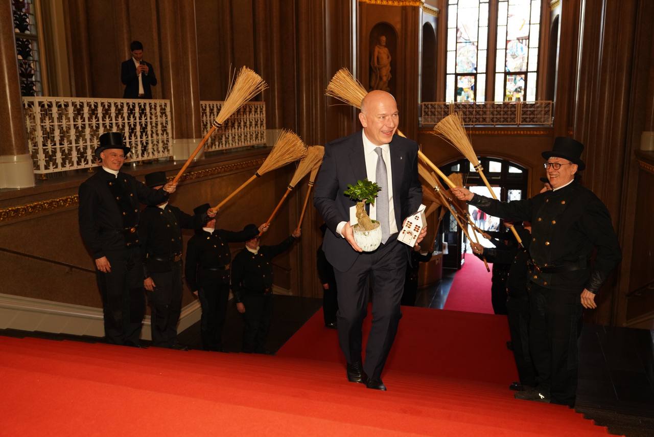 Berlins neuer Regierender Bürgermeister Kai Wegner wird im Roten Rathaus von Berliner Schornsteinfegern und einer Schornsteinfegerin empfangen