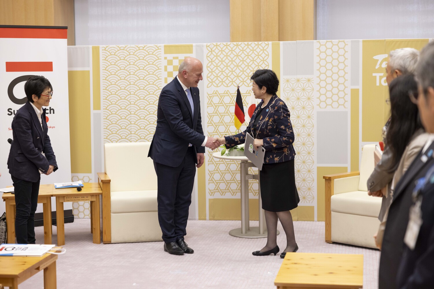 Wegner und Gouverneurin Yuriko Koike beim Gespräch