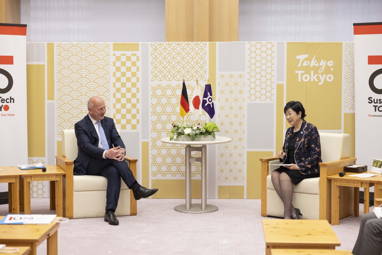 Wegner und Gouverneurin Yuriko Koike beim Gespräch
