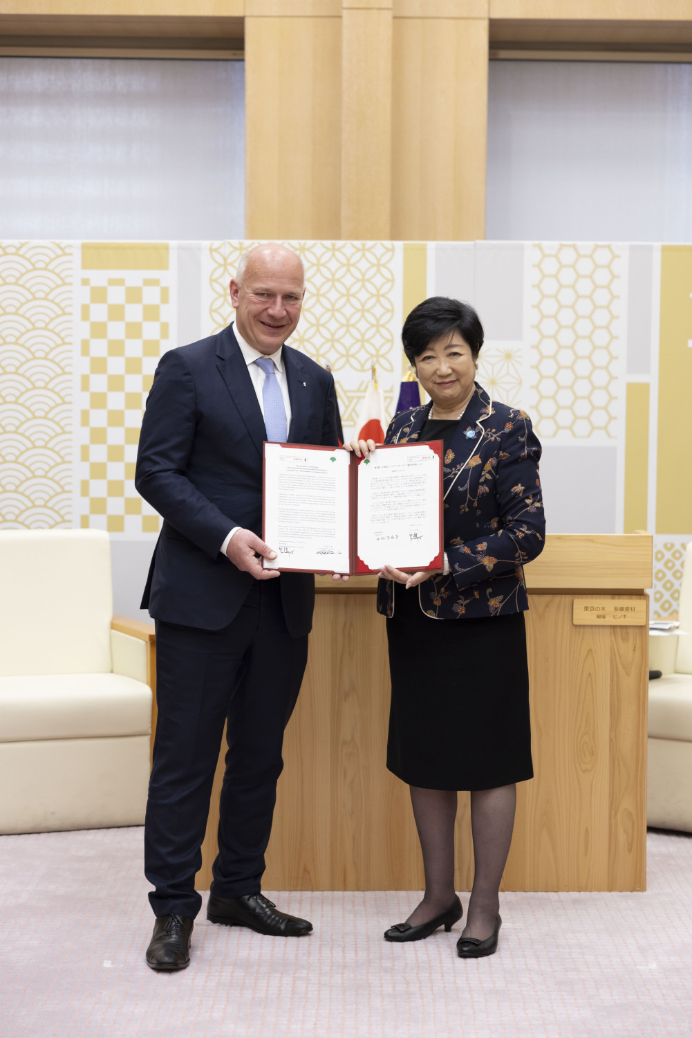 Wegner und Gouverneurin Yuriko Koike mit Kommuniqué