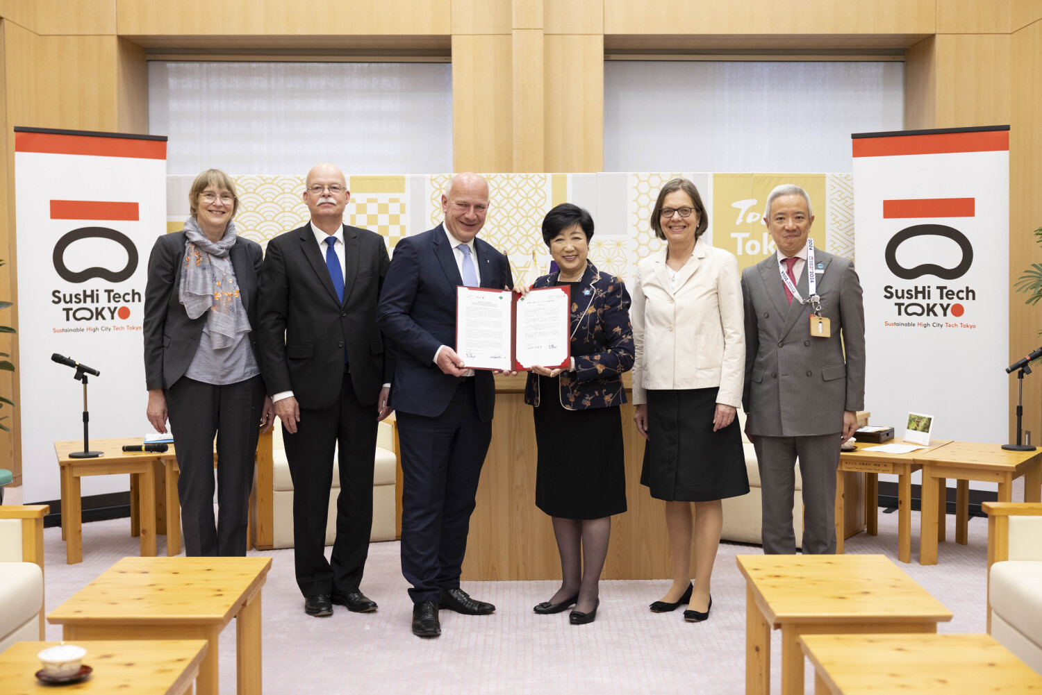 Wegner, Gouverneurin Yuriko Koike und Delegation mit Kommuniqué
