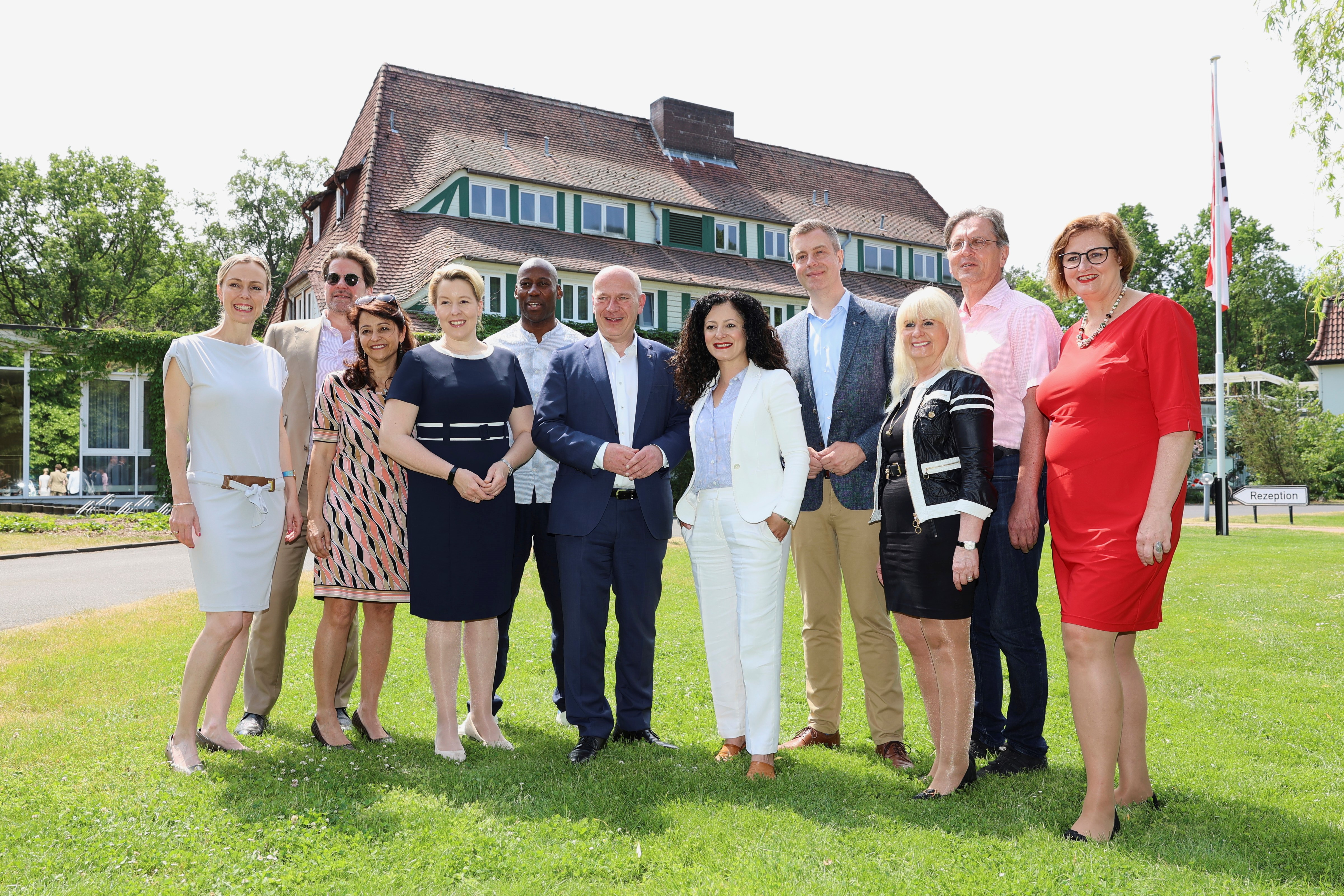 Gruppenbild des neuen Berliner Senats während der Senatsklausur am 10. und 11. Juni 2023 in Templin