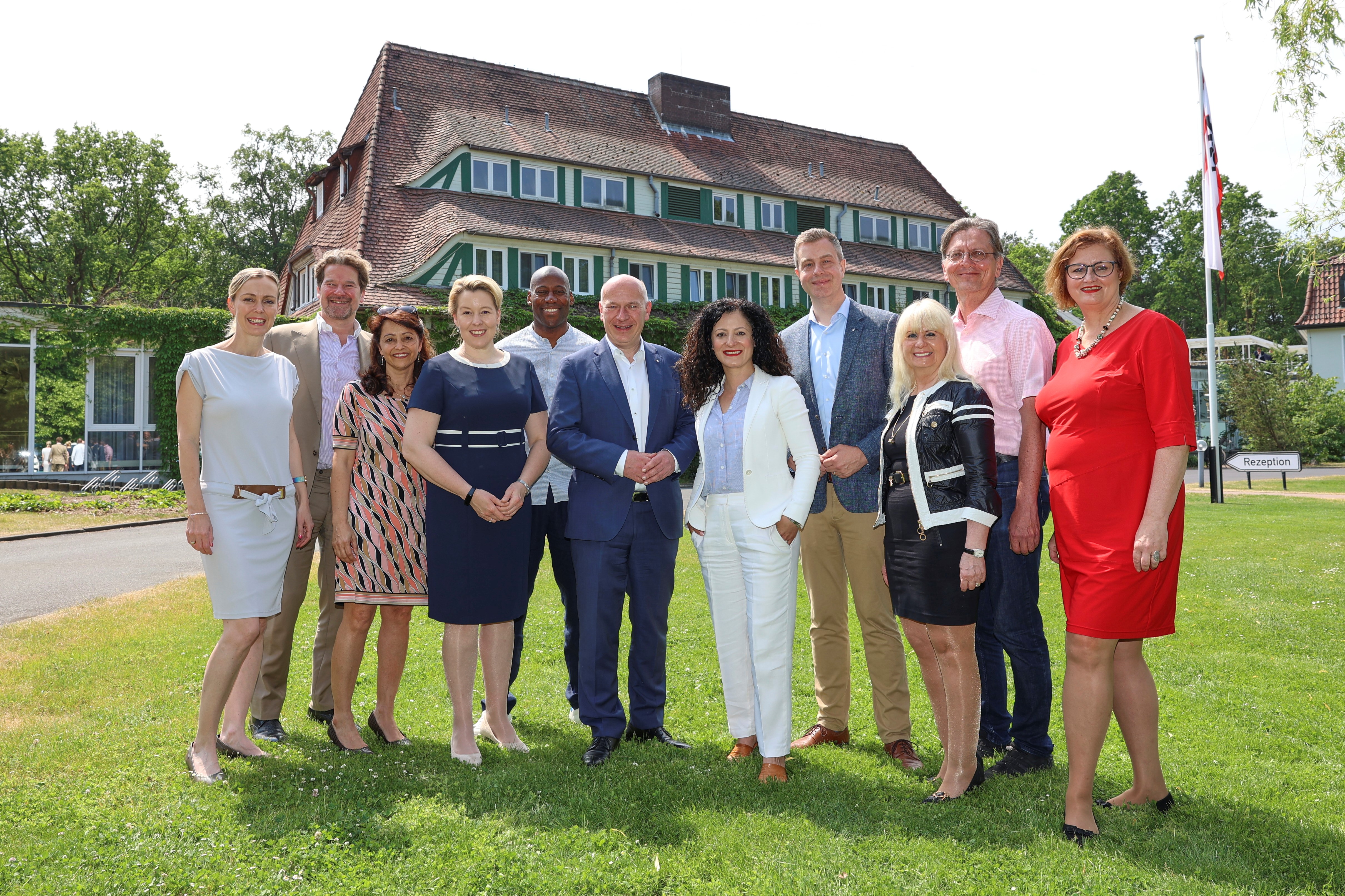 Gruppenbild des neuen Berliner Senats während der Senatsklausur am 10. und 11. Juni 2023 in Templin