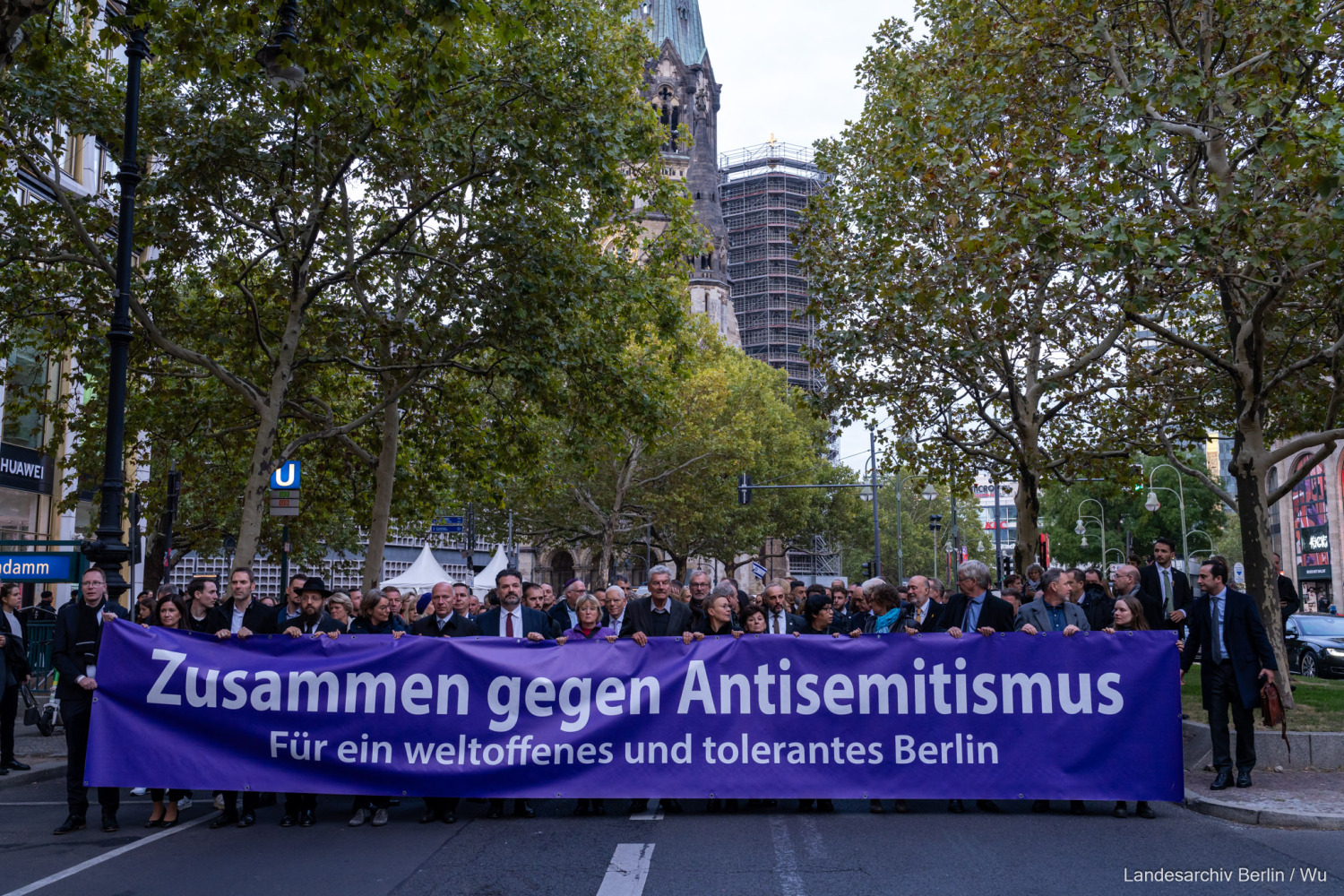 Ökumenischer Gedenkgottesdienst, stiller Solidaritätsmarsch und Gedenkveranstaltung anlässlich des ersten Jahrestags des Terrorangriffs der Hamas auf Israel, Gedächtniskirche, Jüdisches Gemeindehaus 