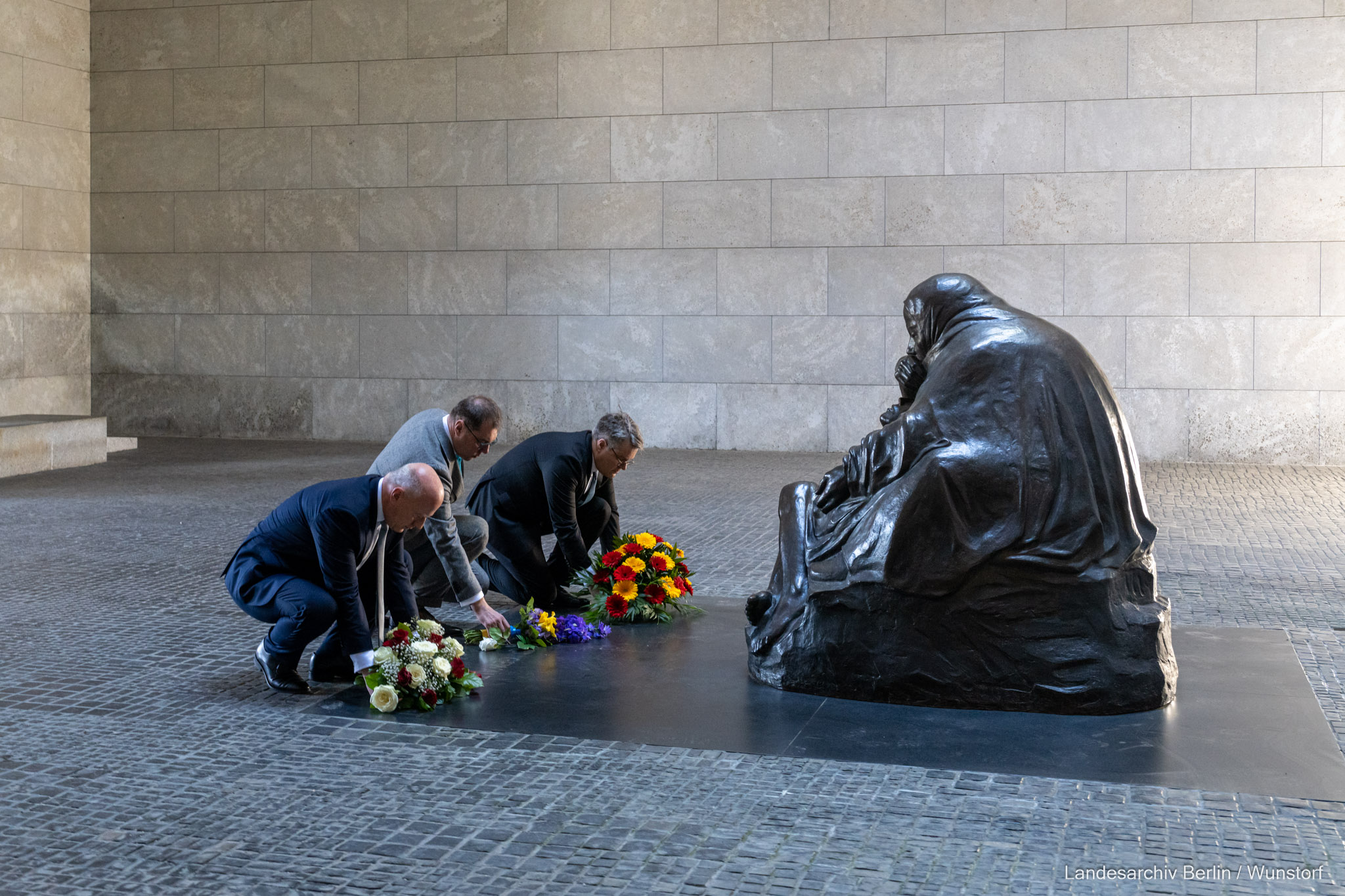 Stilles Gedenken und Niederlegen eines Blumengebindes anlässlich des 78. Jahrestages des Endes des Zweiten Weltkrieges mit dem Botschafter der Ukraine in Deutschland Oleksij Makejew, Regierender Bürgermeister Kai Wegner, Staatsminister bei der Bundesministerin des Auswärtigen Tobias Lindner in der Neuen Wache, Unter den Linden 5-7, Berlin-Mitte.