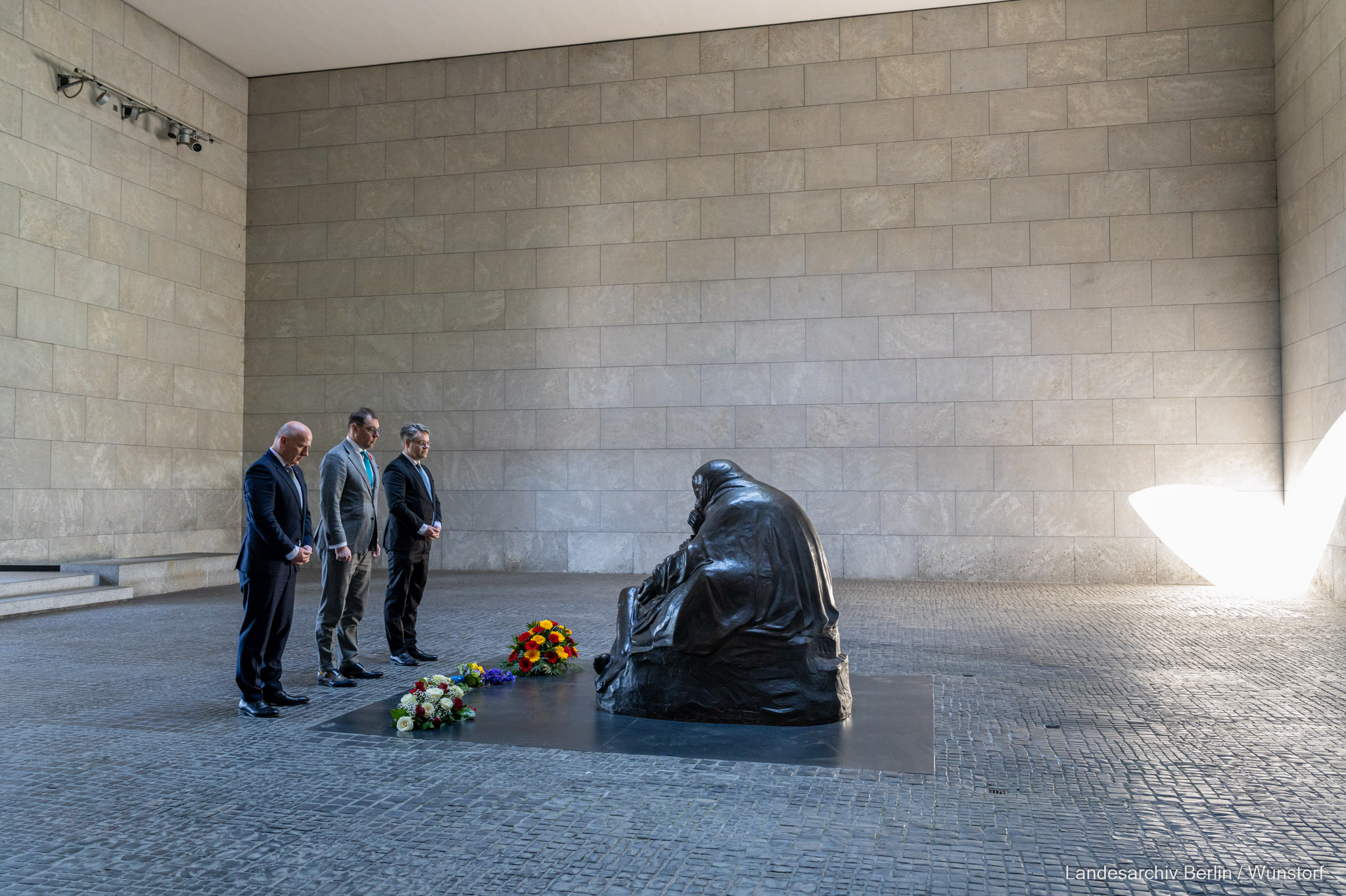 Stilles Gedenken und Niederlegen eines Blumengebindes anlässlich des 78. Jahrestages des Endes des Zweiten Weltkrieges mit dem Botschafter der Ukraine in Deutschland Oleksij Makejew, Regierender Bürgermeister Kai Wegner, Staatsminister bei der Bundesministerin des Auswärtigen Tobias Lindner in der Neuen Wache, Unter den Linden 5-7, Berlin-Mitte.